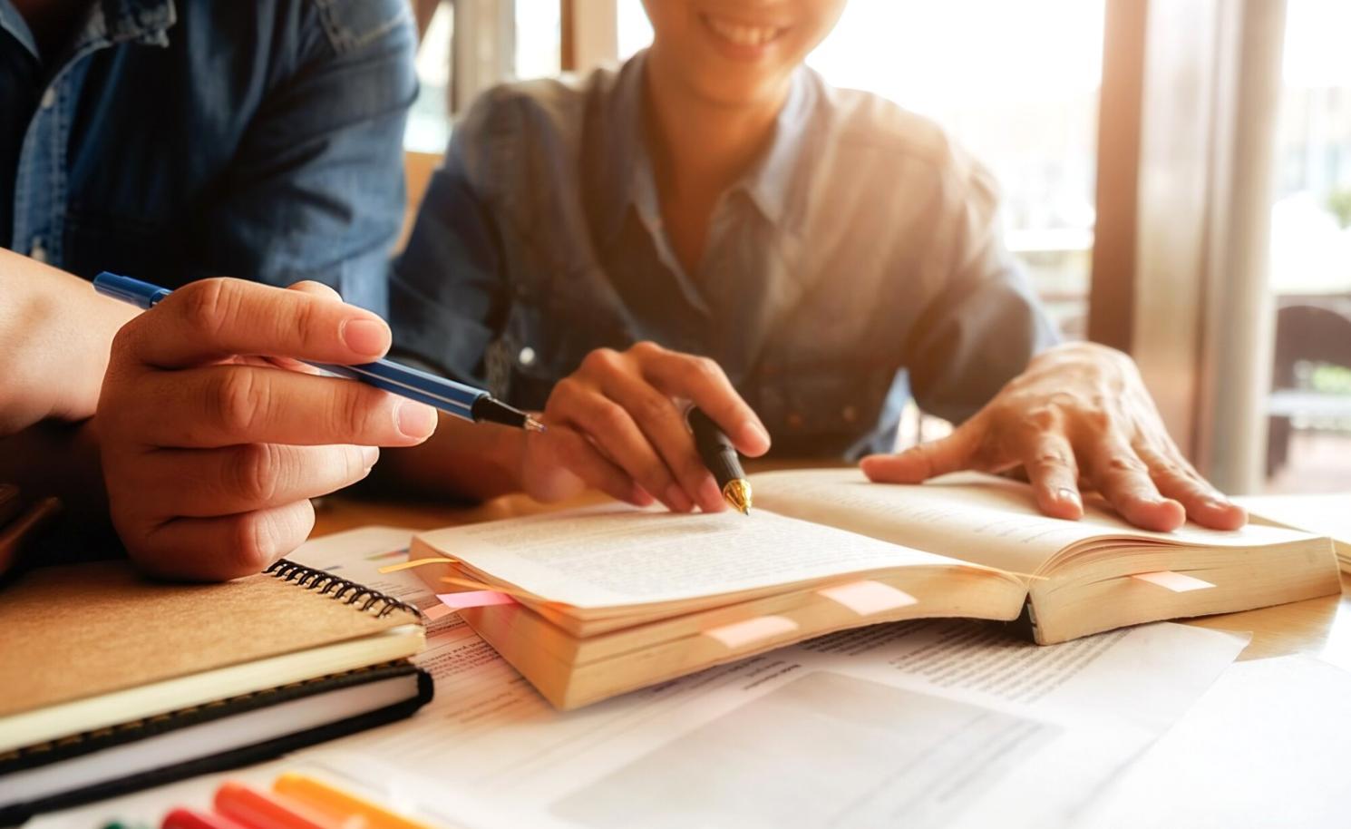 Emprendedores trabajando en estrategias financieras